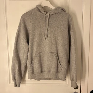 Grå hoodie från BikBok XS - Mysig grå hoodie från BikBok i storlek XS. Lite nopprig💗