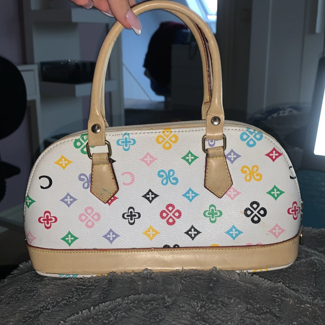 Vit handväska med färgglatt mönster