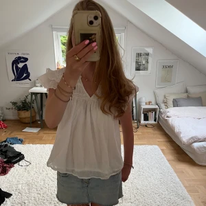 Vit blus från Gina Tricot - Supersöt vit blus från Gina Tricot Young med v-ringning. Andvänd flera gånger men i bra skick, säljer då den ej kommer till andvändning🩷
