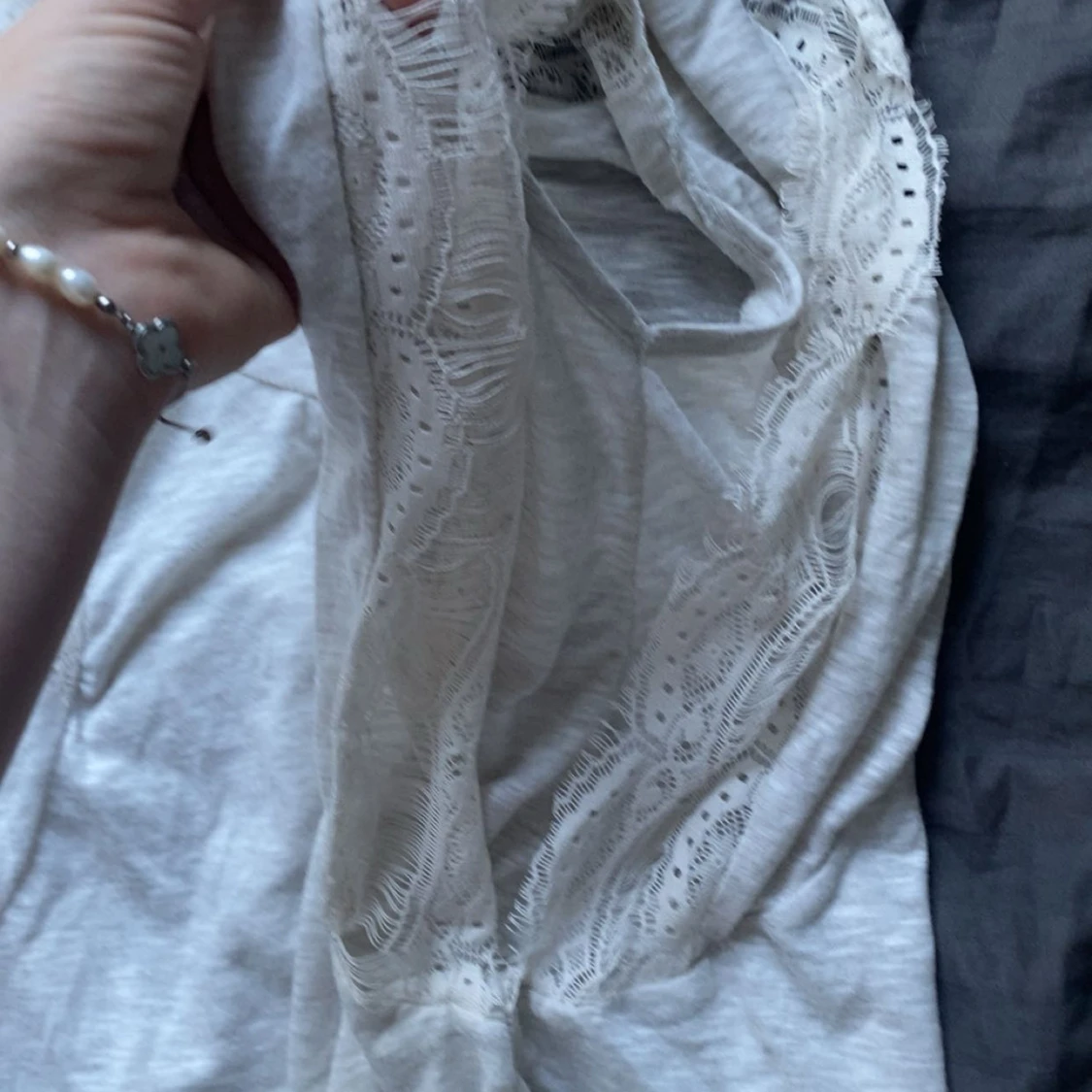 Vit blus med spetsdetaljer - 2