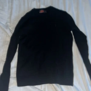 Svart kabelstickad tröja Morris S - Kabelstickad svart tröja från Morris köpt för runt 1700 på NK säljer för 499 den sitter lite litet för o vara en S skulle passa en XXs/XS