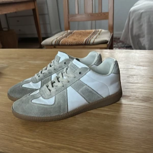 Maison Margiela skor - Ett par riktigt fräsha maison margiela skor i storlek 41. Den mest eftertraktade färgen i bra skick!! Säljer för dom har blivit för små!