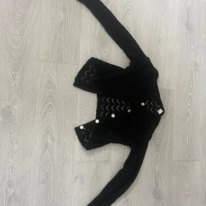 Svart stickad kofta från Hm storlek S men skulle säga att den sitter tajtare än en S. Har använt 1 gång  - Svart stickad kofta från Divided i storlek S. Koftan har ett genomgående zickzack-mönster, är långärmad och knäpps med fyra silvriga knappar framtill. Perfekt för lager-på-lager och ger en cool touch till din outfit.