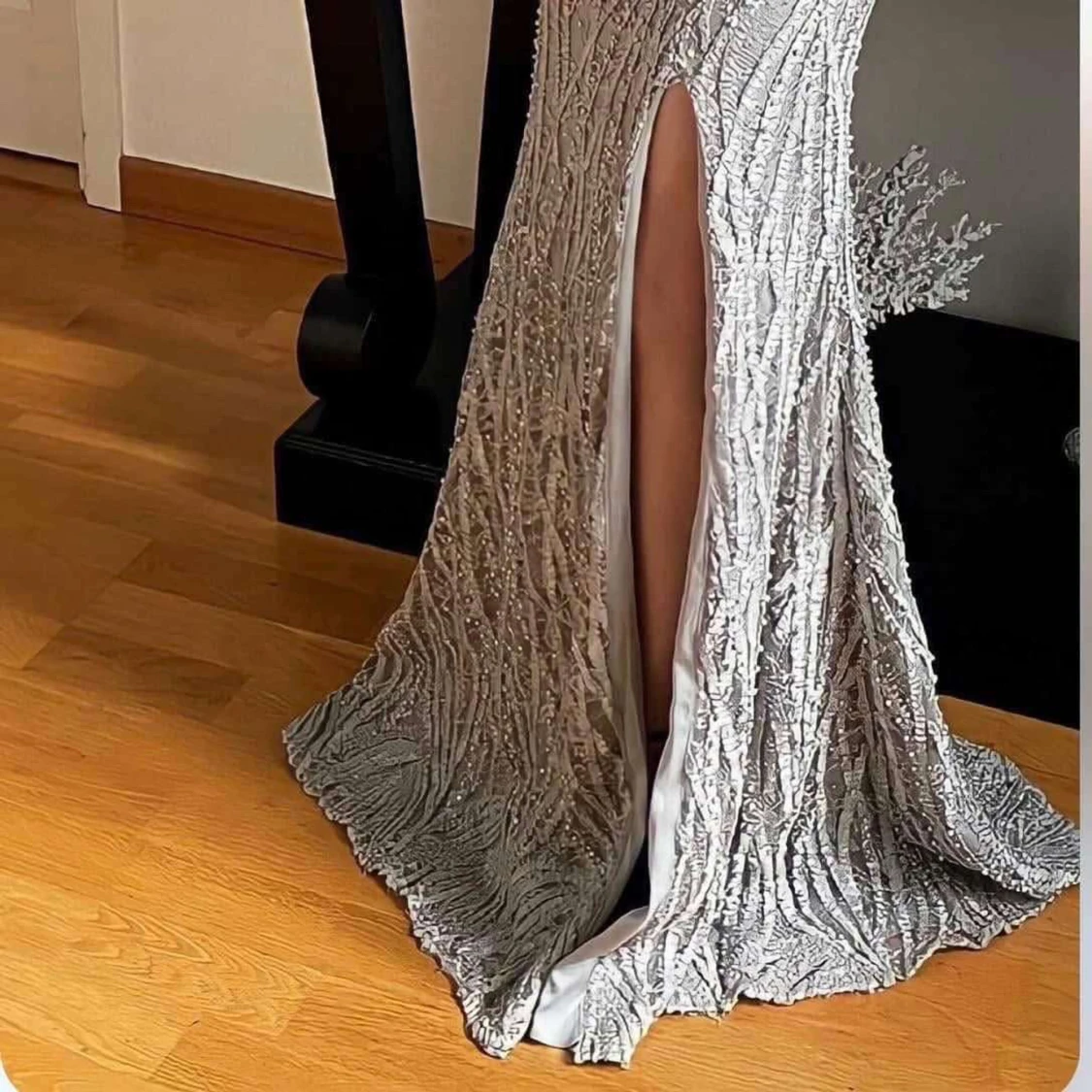 Silverglittrig långklänning med fjädrar - 2