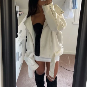 Skinnjacka  - Skinnjacka från Asos i strl XXS. Aldrig använd!! Hör av er vid frågor, pris går alltid att diskutera ❤️