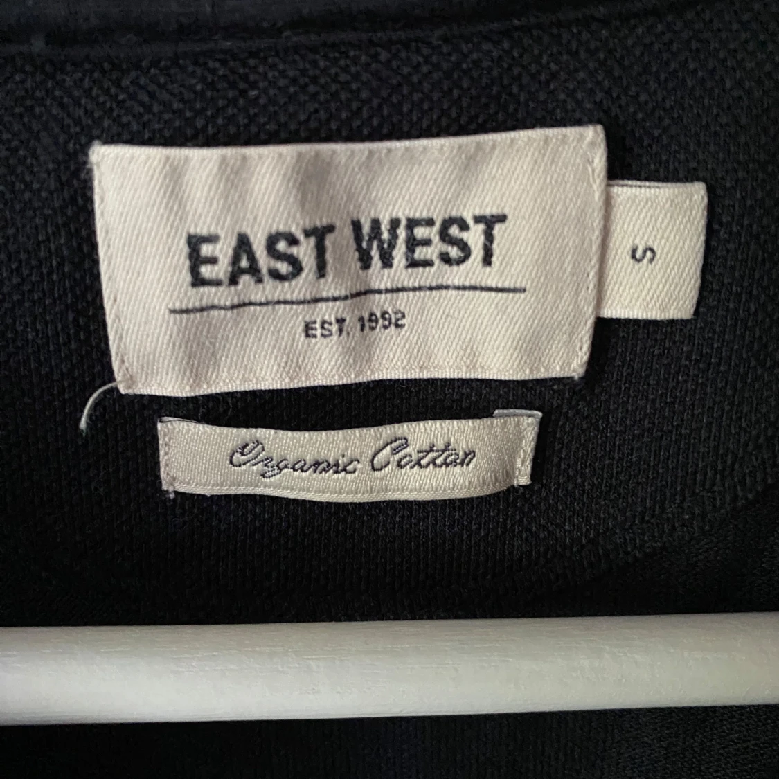 Svart piké från East West i bomull - 2