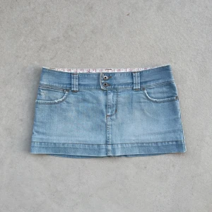 vintage y2k low waist micro mini skirt  - het lågmidjad kort blå jeanskjol från 2000-talet en liten svag fläck (bild 6) borde gå bort annars  perfekt skick 🩵se mått på bilderna 🤍läs min sida för mer info 
