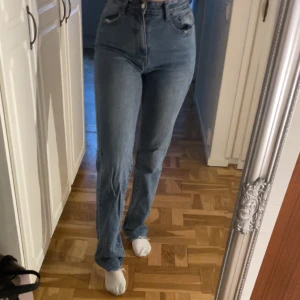 Tall jeans - Superskönt material och bra skick. (Jag är 176 cm lång)