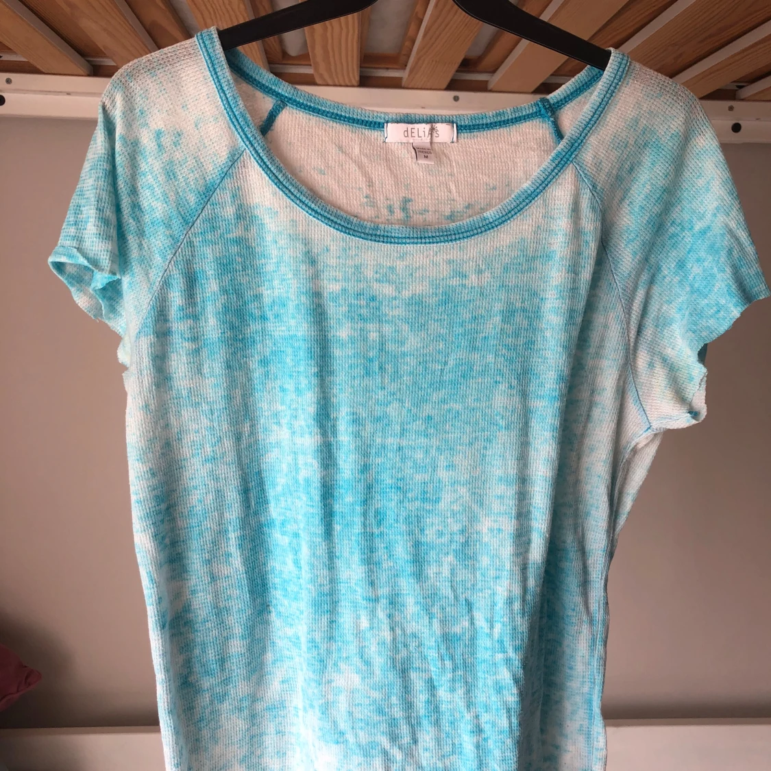 Turkosvit t-shirt från Delias