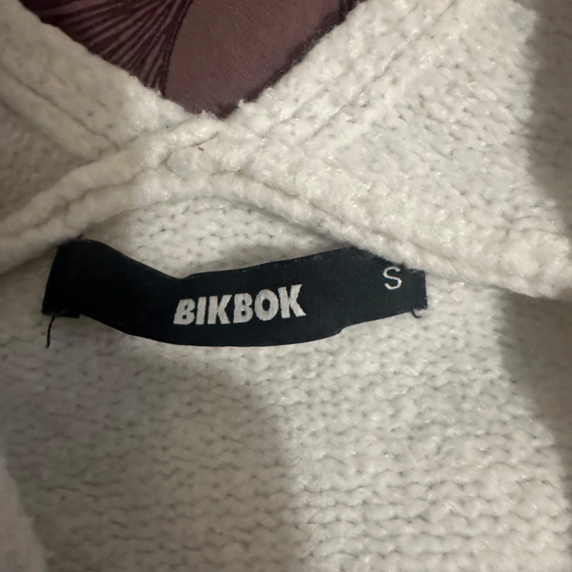 Vit v-ringad stickad tröja BikBok - 2