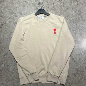 Ami Paris - Ami paris tröja säljes, Mått: Bredd 48,39 cm (omkrets 96,77 cm) längd 63,5 cm, Armudden 17,78 cm (omkrets 35,56 cm) Skriv vid funderingar😊