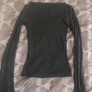Brun långärmad tröja från BikBok XS - En brun, tunn och figurnära långärmad tröja från BikBok i storlek XS. Enkel och stilren design utan mönster, perfekt att styla med olika outfits. Materialet känns mjukt och stretchigt, vilket gör den bekväm att bära hela dagen.