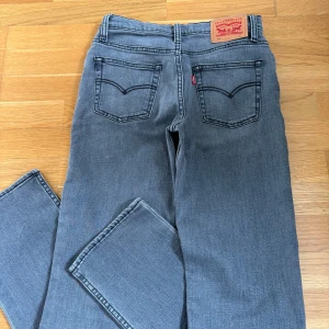 Levi's 501 jeans - Säljer ett par grå Levi’s 501 jeans med straight fit, storlek 12A, Endast använda 1 gång, köpta på KidsBrandStore