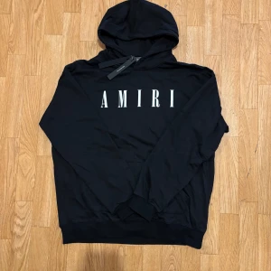Amiri hoodie - Riktigt snygg och bra kvalite på hoodien. Helt ny och oanvänd. Skriv om du har några frågor:)