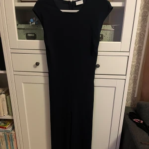 Mörkblå långklänning från Vila - Säljer en mörkblå långklänning från Vila, korta ärmar och knytband i ryggen. Klänningen har dragkedja i ryggen💕