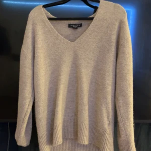 Beige stickad v-ringad tröja Amisu - stickad tröja