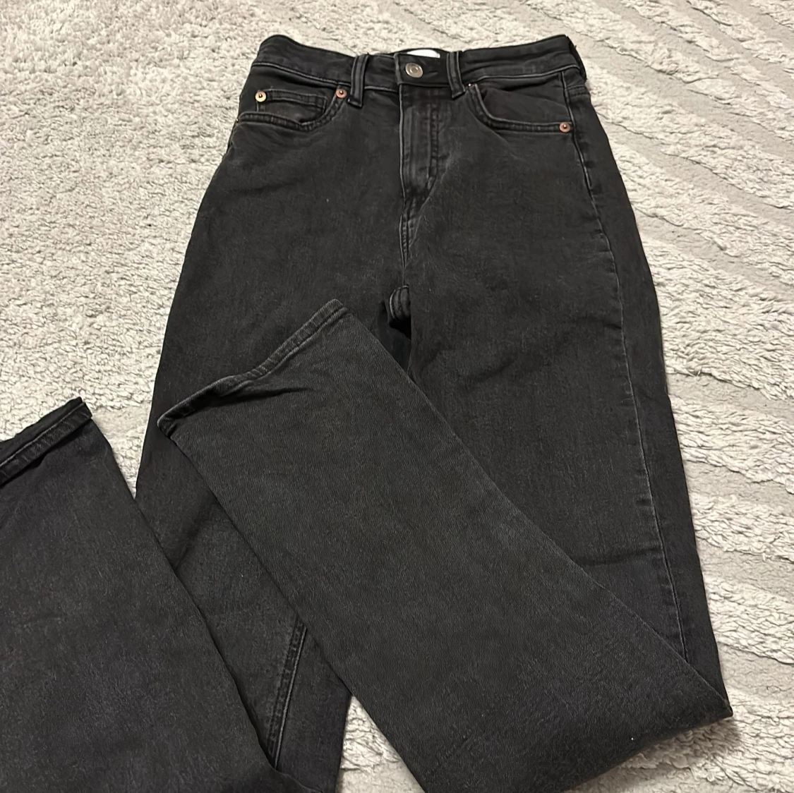 Svarta raka jeans med hög midja