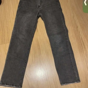 Svarta raka jeans från D.M.D - Snygga svarta jeans från D.M.D med rak passform och klassisk femficksdesign. Jeansen har en mörk tvätt och är tillverkade i ett mjukt bomullsmaterial med lite stretch. Perfekta till en avslappnad streetstil.