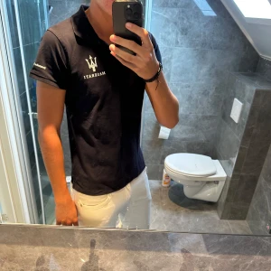 Marinblå Maserati pikétröja  - Marinblå piké från svenska Maseratiklubbrn. Pikén är i storlek L men motsvarar M/S. Tröjan är knappt använd.