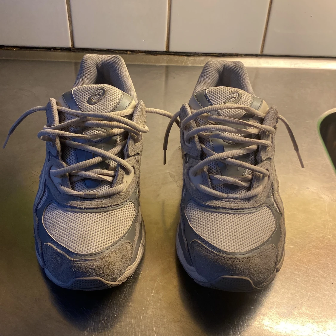 Grå Asics sneakers med mesh och mocka