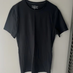 Mörkgrå t-shirt från Bread & Boxers - En stilren svart t-shirt från Bread & Boxers i storlek S. 