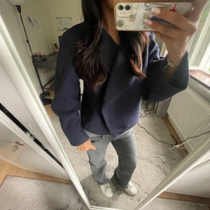 Mörkblå kappa från Divided XXS - Säljer en stilren mörkblå kofta från Divided i storlek XXS. Koftan har en enkel och clean design med lång ärm och rak passform. Tillverkad i mjuk polyester som känns skön mot huden. Perfekt för lager-på-lager under hösten eller våren. Kan alltid diskutera pris. Skriv för frågor och bilder🥰🥰