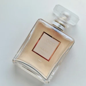 Chanel Coco Mademoiselle EdP 50ml - Chanel Coco Mademoiselle Eau de Parfum i en elegant, fyrkantig glasflaska med guld- och vitdetaljer samt frostad lock. Doften är ikonisk och feminin . Flaskan rymmer 50 ml och utstrålar lyxig Paris-vibe. Ca 60% kvar