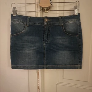 Jätte fin jeanskjol - Säljer dennna jättefina jeanskjol som passar bra till strumpbyxor nu i höst! Inga tecken på användning
