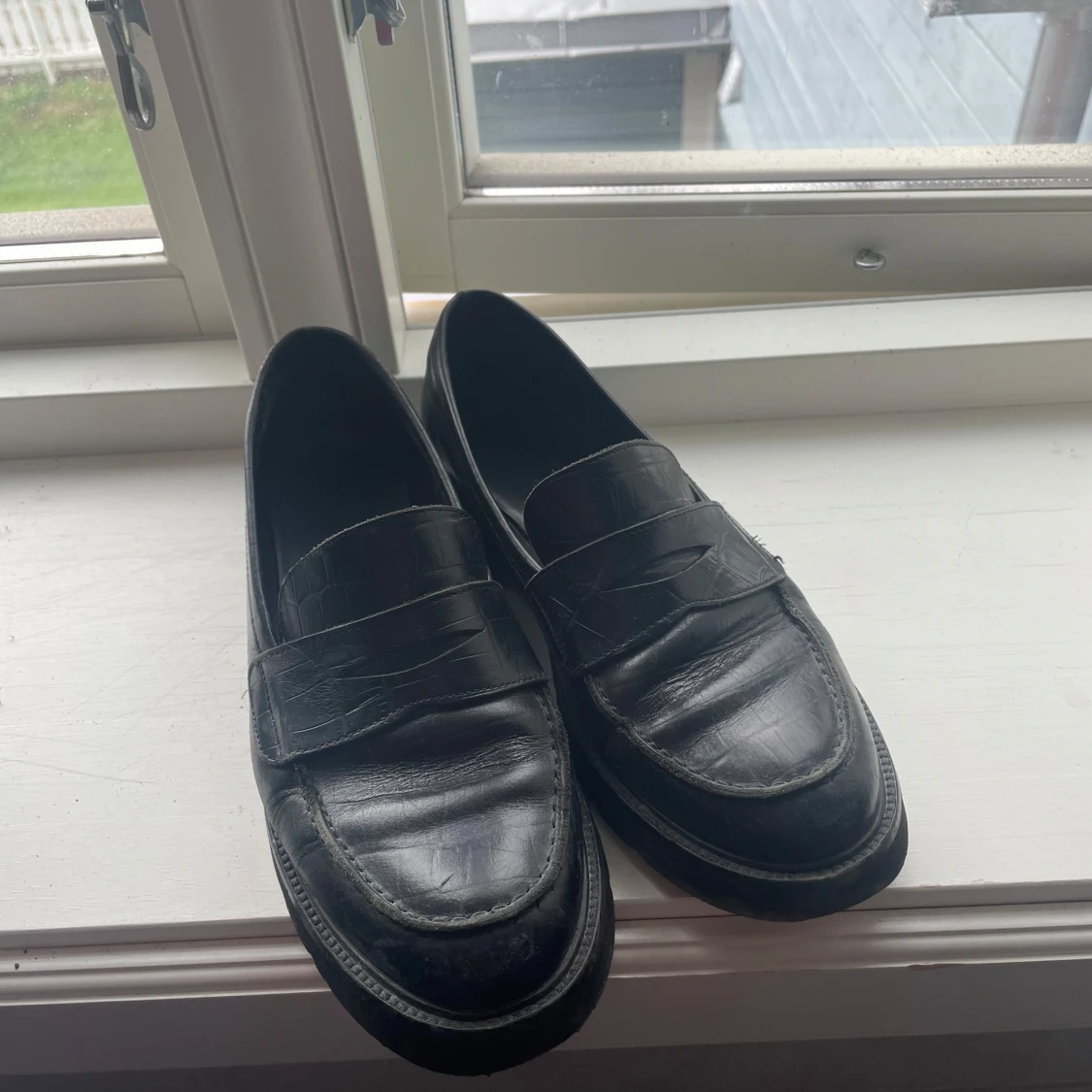 Svarta loafers i skinn med crocomönster - 1
