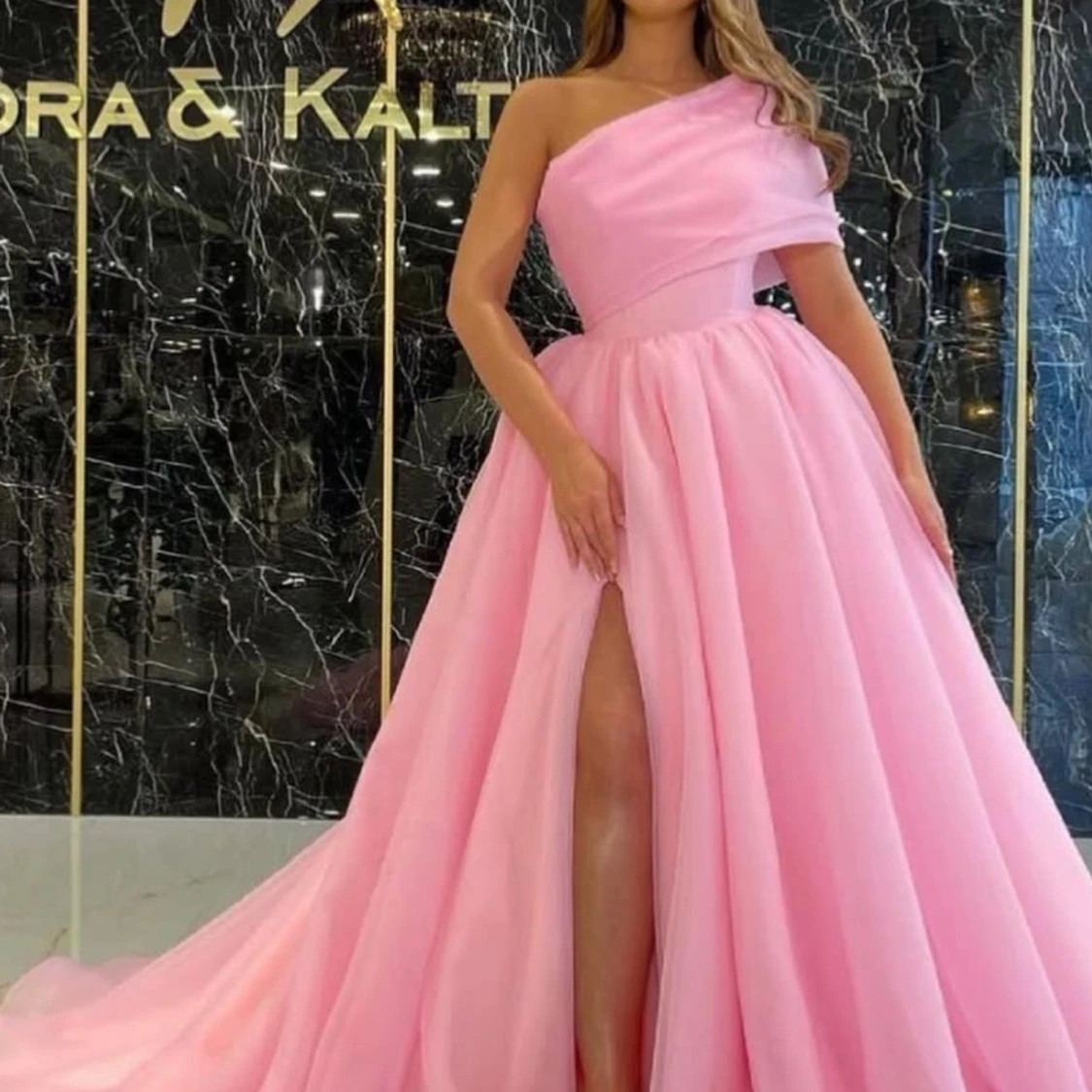 Rosa långklänning med slits