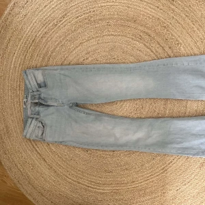 Ljusblå bootcut jeans 157 Low Boot - Säljer ett par ljusblå bootcut jeans från 157 med låg midja. De har inga stora defekter eller tecken på användning, storlek Xs short, skriv vid intresse och fler bilder 🩵💙🩵💙