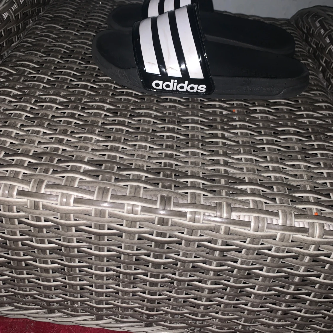 Svarta och vita Adidas tofflor - 3