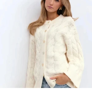 Gina kabelstickad kofta  - Den populära och sååå fina koftan från Gina, säljer bara vid bra bud!!!!!💗