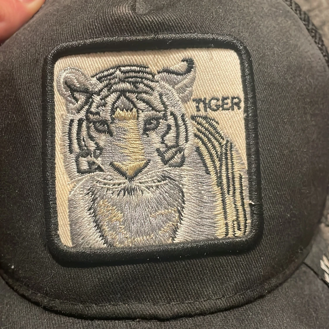 Svart truckerkeps med tigerpatch - 4