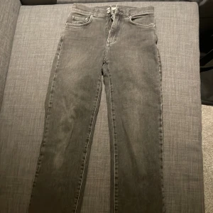 Svarta raka jeans från Wera - Snygga svarta jeans från Wera med raka ben och klassisk femficksmodell. Jeansen har hög midja och är tillverkade i ett mjukt bomullstyg med lite stretch. Perfekta till sneakers eller boots för en clean look.