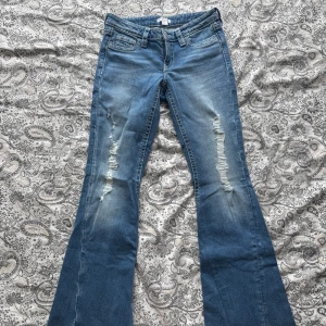 Gina Tricot 14+ Jeans - Säljer dessa snygga låga jeans från Gina Tricot 14+ i storlek S då de blev för små för mig. Använd endast en gång. Nypris 430kr💕
