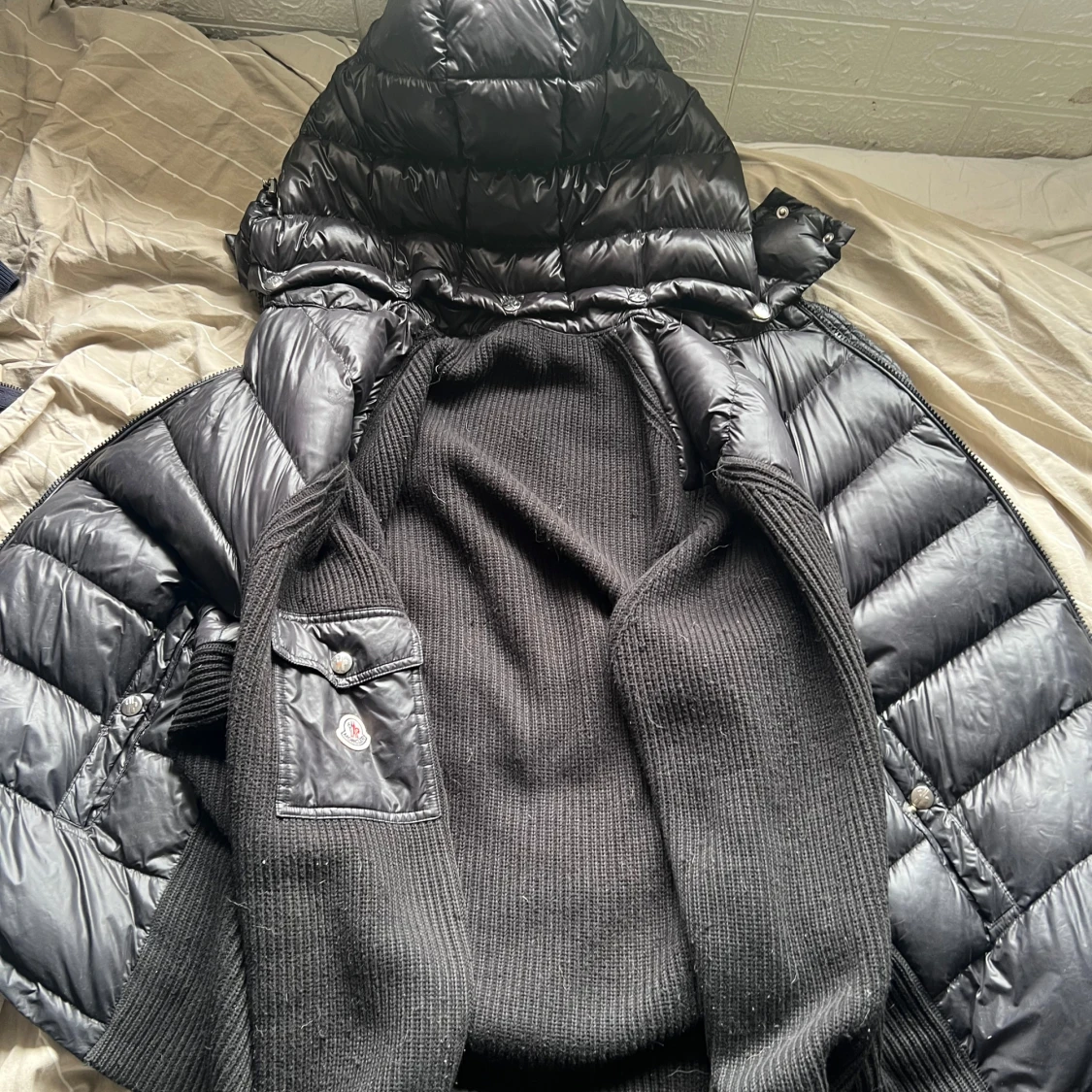 Svart dunjacka från Moncler med huva - 1