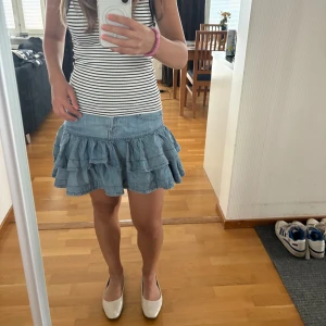 Jeanskjol med volanger  - Så söt volangkjol!😍😍