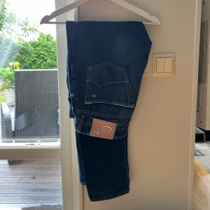 Jacob Cohen Jeans  - Jacob Cohen jeans i mörkblå färg, storlek 33. Passar mig som är 185cm. Dem har en lagning mellan benen som en skräddare har fixat, syns knappt! 