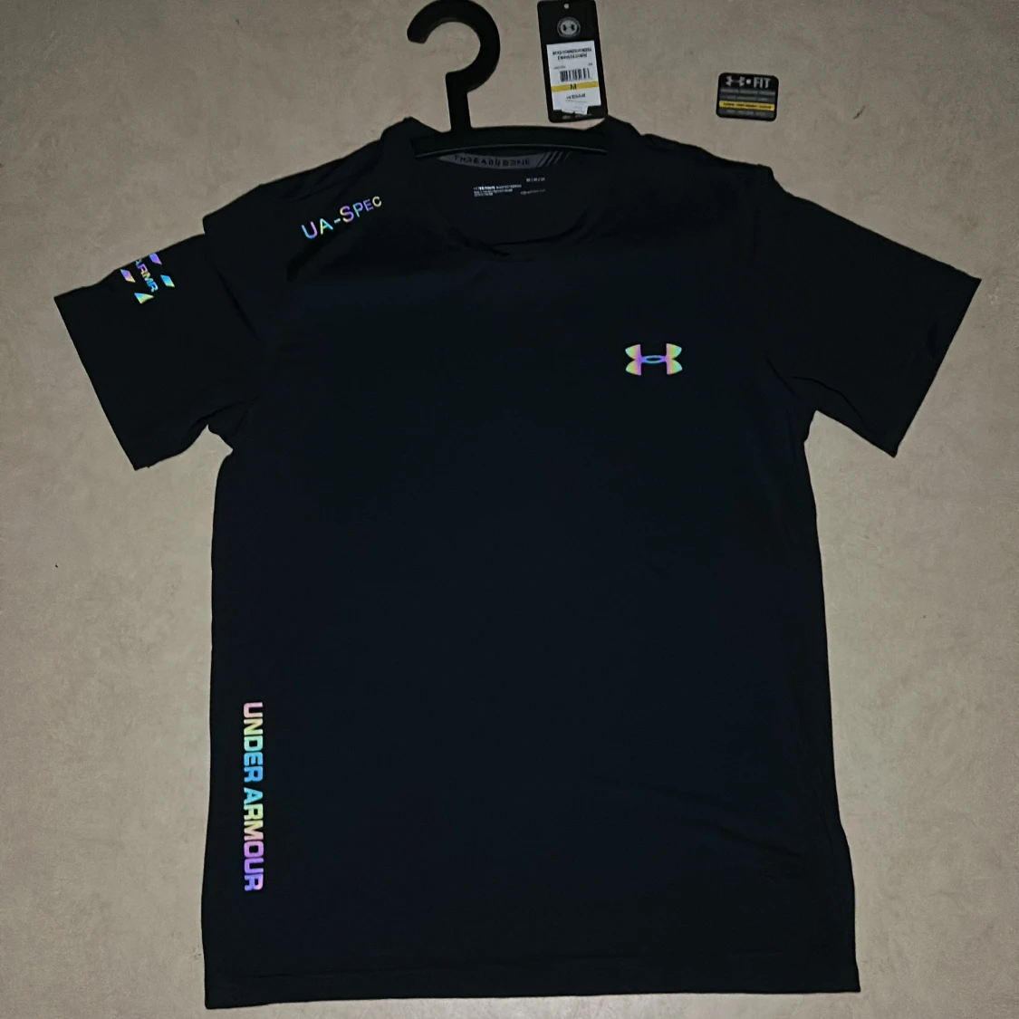 Svart Under Armour t-shirt Threadborne