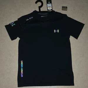 Svart Under Armour t-shirt Threadborne - Fick den som present har tag och allt men passade inte då så behövs att sälja.  fraktar samma dag skickar bild till dig som bevis.