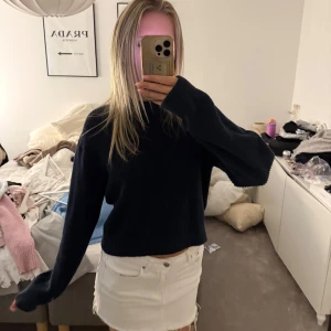 Svart ribbad stickad tröja - Mysig mörkblå stickad tröja med ribbad struktur och rund hals. Knappt använd❤️ 