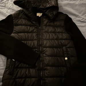 Cardigan  - Cardigan från Elegance essentials. Perfekt för kyliga höstdagar o våren och ger en snygg o stilren look. Använd par gånger och säljer för den börjar bli för liten och den Kmr it till nytta/ strl: M men passar S bättre. priset kan sänkas vid snabba köp