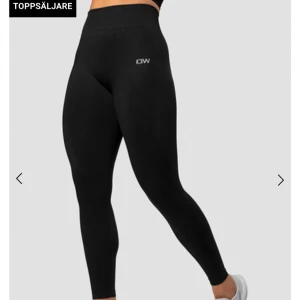 Svarta leggings från ICANIWILL - Säljer nu mina svarta leggings från ICANIWILL med hög midja och tight passform i storlek XS. Perfekta för träning eller chill, med diskret logga framtill. Tillverkade i stretchigt syntetmaterial som sitter skönt och formar sig efter kroppen. Säjes pga att jag köpt nya, nytt pris ca 300- 400 mitt pris 150💗