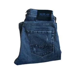 Replay Jeans - Snygga Replay Rocco jeans i grå/svart denim med slitningar och raka ben. Jeansen har klassiska fem fickor, komfort fit och är gjorda i ekologisk bomull. Perfekta för dig som gillar en avslappnad men trendig look. Längd 108cm! Jag skickar ej bild när jag bär plaggen och jag vet ej vilken längd och vikt de passar då jag inte prövar kläderna jag säljer, så för storlek hänvisar jag till måtten och passform att man googlar på modellnamn etc 😃