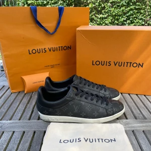 Louis Vuitton skor(nyskick) - Hej! Säljer nu dessa sjukt snygga Louis Vuitton skor. Skorna är i nyskick! Size 9 passad 44, allt og medföljer. Hör gärna av dig vid frågor 