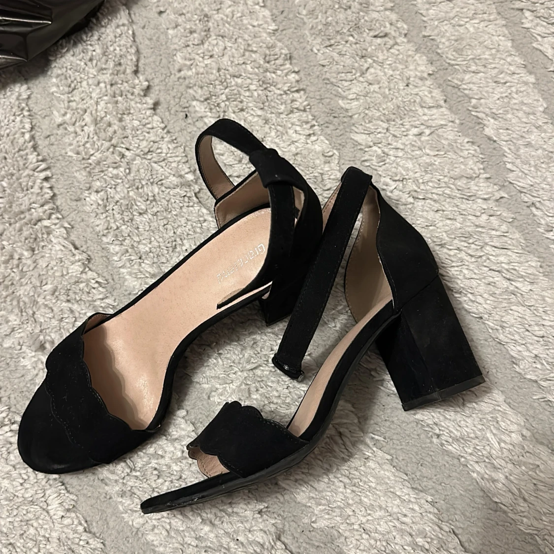 Svarta sandaler med klack från Graceland - 1
