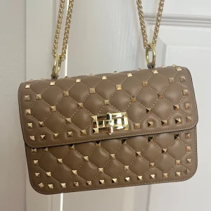 Beige väska med guldiga nitar - Aldrig använd! Köpt för 220 EUR utomlands