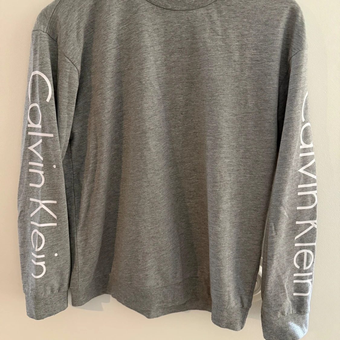 Grå Calvin Klein långärmad tröja