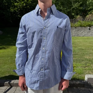 Randig Ralph Lauren Skjorta - Vit/ blå randig Ralph lauren skjorta || Storlek M (Slim Fit) || Skjortan är i bra skick || Mitt pris 599kr || Modellen på bilden är 170cm och väger 62kg || Tveka inte på att höra av dig vid frågor eller funderingar 